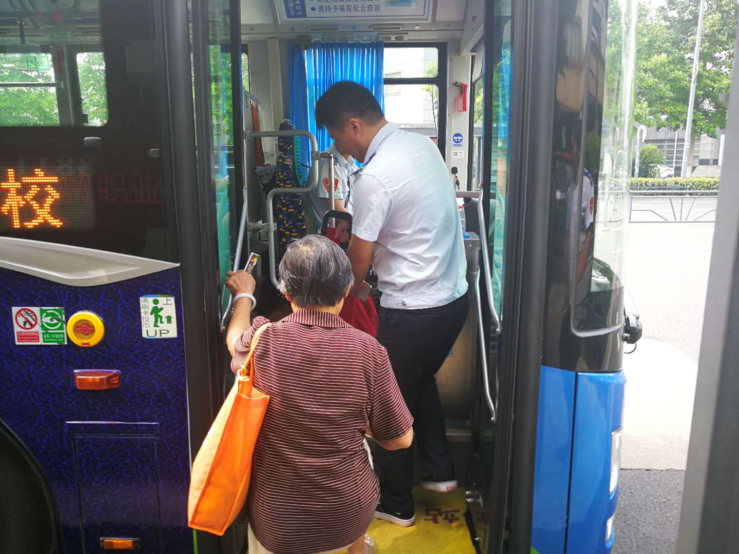 公交集團(tuán)全力做好“非標(biāo)三四輪車”集中整治行動(dòng)期間公交線路運(yùn)營(yíng)調(diào)整保障工作