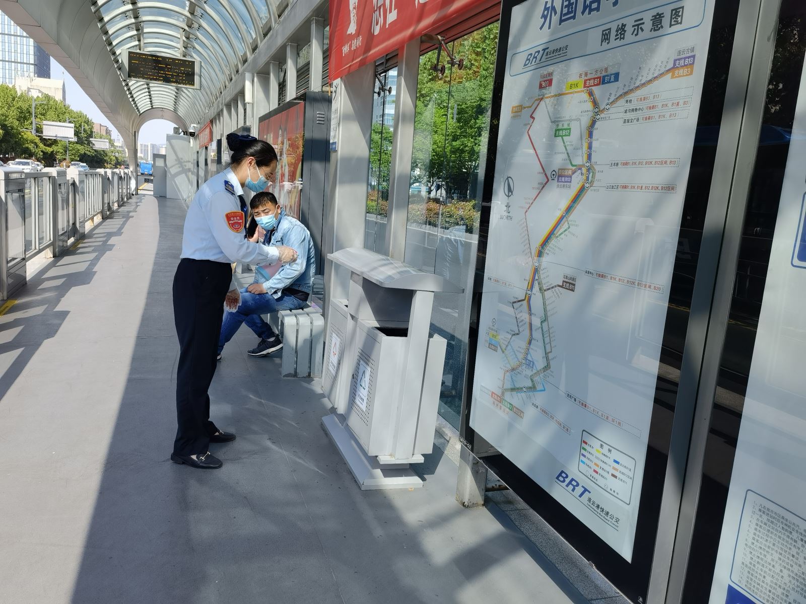 快速公交事業(yè)部站務(wù)員王慧、田玲幫助乘客找到丟失的物品獲感謝