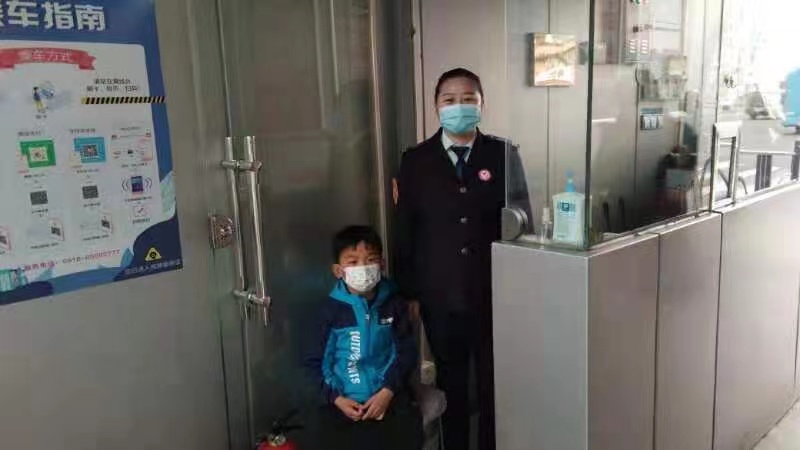 快速公交事業(yè)部站務員王旋幫助走丟的孩子尋找家人獲感謝