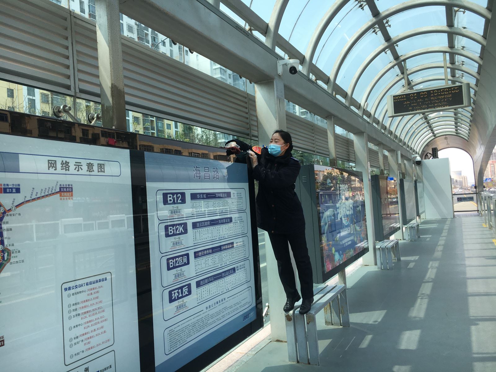 快速公交事業(yè)部站務員范娟熱情幫助乘客獲感謝